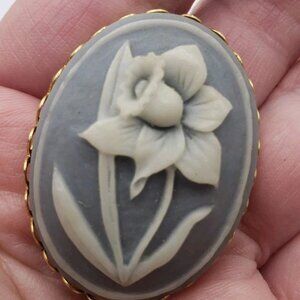 Vintange Blue And White Flower Cameo 1.5 Inches